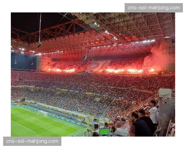 特写：梅斯塔利亚球场启用球迷手机灯光互动系统，制造巨型TIFO图案